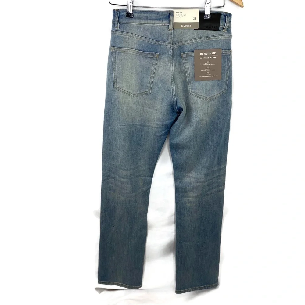 DL1961 Avery Modern Straight Reverie Light Color Jean 28X34 New With Tags